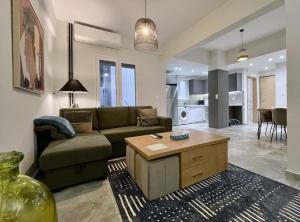 - un salon avec un canapé et une table dans l'établissement Stunning 2 BR Near Acropolis, à Athènes