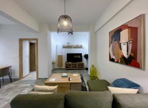 雅典的住宿－Stunning 2 BR Near Acropolis，客厅配有沙发和桌子