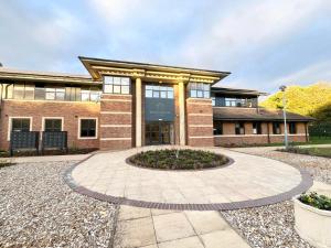 un edificio di mattoni con un cerchio davanti di Ascot House Apartments a Peterborough