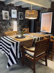 uma sala de jantar com uma mesa e cadeiras com uma mesa em Orotava The Home - Vacational rental with the lifestyle of 1700 and the comfort of 2022 em La Orotava