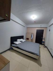 1 dormitorio con 1 cama grande en una habitación en Apartemen Casablanca East Residence, en Yakarta