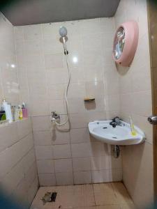 y baño con lavabo y ducha. en Apartemen Casablanca East Residence, en Yakarta