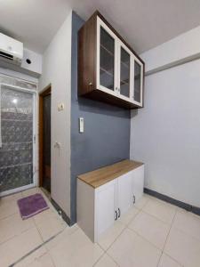 una cocina con encimera y armario. en Apartemen Casablanca East Residence, en Yakarta