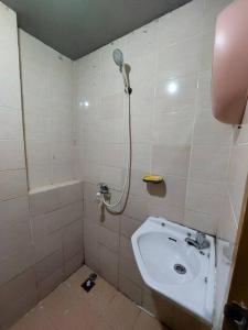 baño pequeño con ducha y lavamanos en Apartemen Casablanca East Residence, en Yakarta