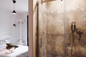 um chuveiro com uma porta de vidro num quarto em Olio su Tela em Paliano