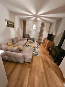 een woonkamer met een bank en een fornuis bij Bjelasnica MAGIC MOUNTAIN in Bjelašnica
