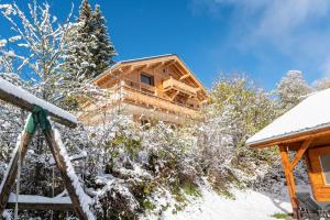 una cabaña de madera en la nieve en Chalet du Tricot - Vue sur le Mont Blanc, en Saint-Gervais-les-Bains