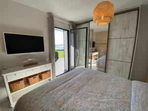 Ένα ή περισσότερα κρεβάτια σε δωμάτιο στο RÉF 231 - PORT-LOUIS appartement type 2 pleine vue Petite Mer avec terrasse, parking et garage dans résidence récente