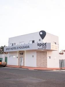 um edifício com um sinal para um hotel Fushkaka em Spot Hotel e pousada em Uberlândia