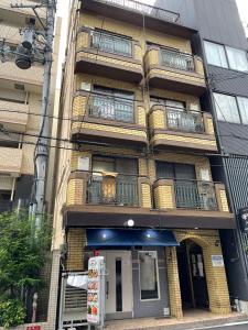 大阪市にあるMulti Stay Osaka Nipponbashi 32の側面にバルコニーがある高層ビル