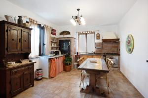 A kitchen or kitchenette at Baia di Campo