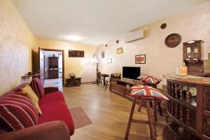 een woonkamer met een bank en een tafel bij Baia di Campo in Campomorone