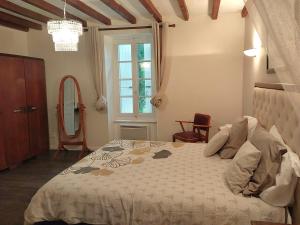 Schlafzimmer mit einem Bett und einem Fenster in der Unterkunft Passiflore au Mas d'Escampette in Soupex
