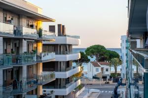 an apartment building with balconies and the ocean in the background at Cambrils Platja in Cambrils