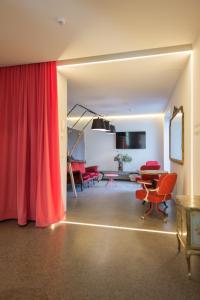 TV a/nebo společenská místnost v ubytování Nala Individuellhotel