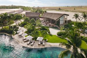 uma vista aérea de um resort com uma piscina em New World Hoiana Hotel em Hoi An