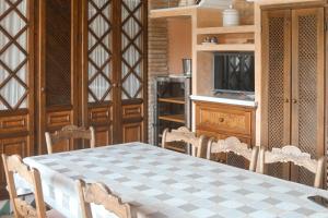cocina con mesa y sillas en una habitación en Casa Beatriz V, en Rincón de la Victoria