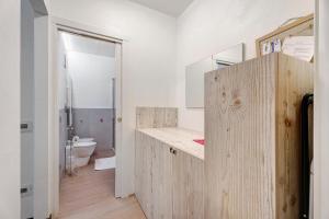 een badkamer met een houten wastafel en een toilet bij Syc rooms arona Quercia in Arona