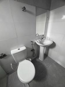 uma casa de banho com um WC e um lavatório em Spot Hotel e pousada em Uberlândia