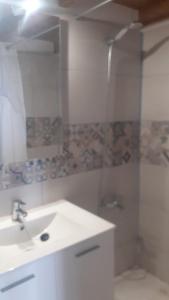y baño blanco con lavabo y ducha. en Motoroom, en Tijarafe