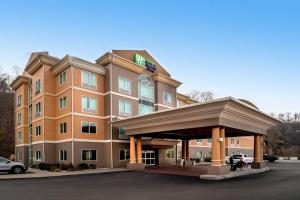 un edificio alberghiero con un gazebo di fronte di Holiday Inn Express and Suites Hazard, an IHG Hotel a Hazard