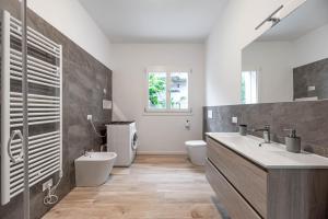 パドヴァにあるGuerrazzi New Flat - Parcheggio privatoのバスルーム(洗面台、トイレ付)