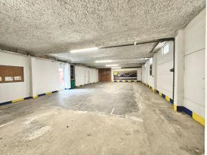 un parking vide dans un garage vide dans l'établissement Le Patio de Loiseau, au Mans
