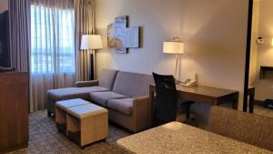 Posezení v ubytování Staybridge Suites - Calgary Airport by IHG