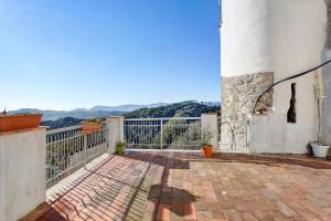 - un balcon offrant une vue sur les montagnes dans l'établissement Luxury suite La Torretta, à Sarzana
