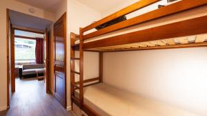 Zimmer mit 2 Etagenbetten und Flur in der Unterkunft Les Eterlous 28 - Appt montagne 4 pers in Morillon