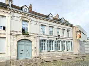 un bâtiment avec un visage sur son côté dans l'établissement La Demeure Numéro 5, à Cambrai