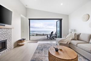 Beachfront Luxury Suite #15 at THE BEACH HOUSE tesisinde bir oturma alanı