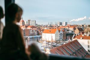 um grupo de pessoas olhando para uma cidade em Hotel Marina Club Old Town View em Gdańsk
