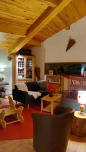 una sala de estar con un sofá y una mesa en L'Etoile Du Berger, en Les Angles