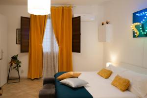 sypialnia z łóżkiem z pomarańczową zasłoną w obiekcie Briogna by Maravigghia Palermo w mieście Palermo