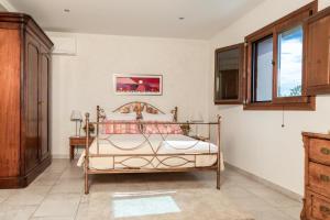 een slaapkamer met een bed, een dressoir en een raam bij Mas Montbrio Belvedere in Cambrils