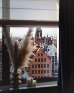 una ventana con vistas a la ciudad y un edificio en Hotel Marina Club Old Town View, en Gdansk