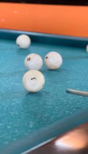 un grupo de bolas blancas en una mesa de billar en Центр отдыха Оруу-Сай, en Alamedin