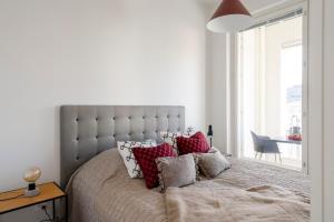 una camera da letto con un letto grande con cuscini rossi di Jewelbox in Vantaa, free parking, 15 mins to Helsinki Vantaa Airport by train a Vantaa