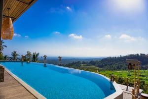 Bazén v ubytovaní Maha Hills Resort by Mahaprana Experience alebo v jeho blízkosti