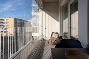 balcone con sedia e vista sulla città di Jewelbox in Vantaa, free parking, 15 mins to Helsinki Vantaa Airport by train a Vantaa