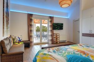 1 dormitorio con cama, sofá y patio en Villa Sunset, en Bužinija 21 fotos más