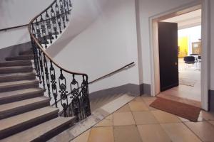 uma escada numa casa com uma porta preta em Vienna Palm Apartments em Viena