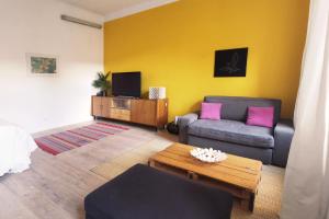 a living room with a couch and a table at Vienna Palm Apartments in Vienna