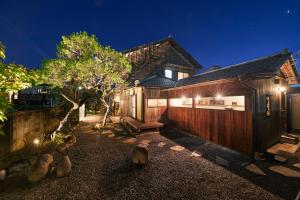 a backyard with a wooden fence and a house at 町住客室 秩父宿 in Chichibu
