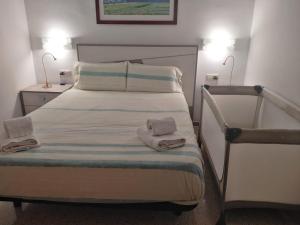 1 dormitorio con 1 cama con 2 toallas en Apartament Nou Fontalba, en Ribes de Freser