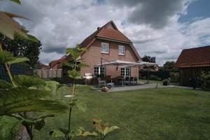 uma grande casa de tijolos com um jardim de relva em Schicke Bude em Soltau
