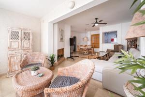Et sittehjørne på Sea View Apartment Albir Playa Mar