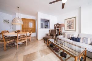 Sea View Apartment Albir Playa Mar في البير: غرفة معيشة مع أريكة وطاولة