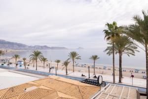Sea View Apartment Albir Playa Mar في البير: اطلالة على الشاطئ والمحيط من شرفة المنتجع